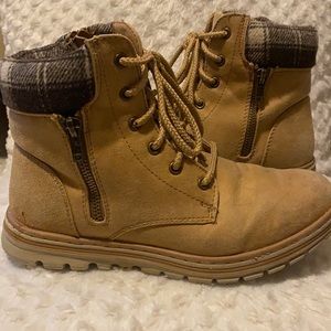 Cliffs by White Mountain boot